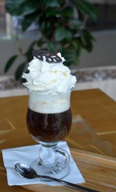 Cam bardak krem şanti ile Viyana kahve.