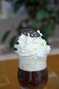 Cam bardak krem şanti ile Viyana kahve.