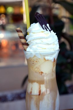 Bir cam bardak krem şanti ile lezzetli buzlu kahve.