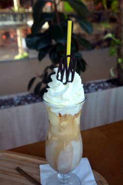 Bir cam bardak krem şanti ile lezzetli buzlu kahve.