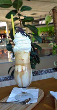 Bir cam bardak krem şanti ile lezzetli buzlu kahve.