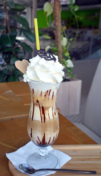 ガラスのカップにホイップ クリームとおいしいアイス コーヒー. — ストック写真