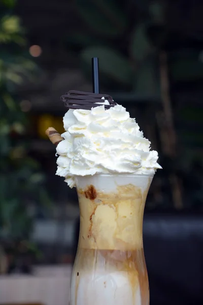 Köstlicher Eiskaffee mit Schlagsahne auf einer Glasschale. — Stockfoto