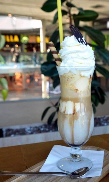 Delicioso café gelado com chantilly em uma xícara de vidro . — Fotografia de Stock