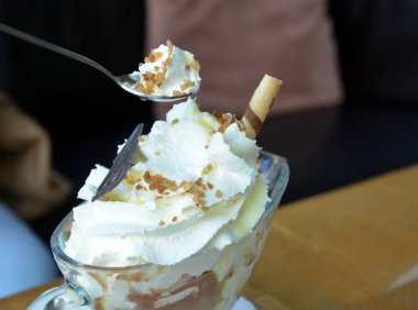 Çikolata ve vanilyalı dondurma ve krem şanti. Tatlı yaz tatlı.