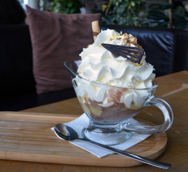 Çikolata ve vanilyalı dondurma ve krem şanti. Tatlı yaz tatlı.