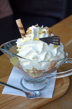 Çikolata ve vanilyalı dondurma ve krem şanti. Tatlı yaz tatlı.