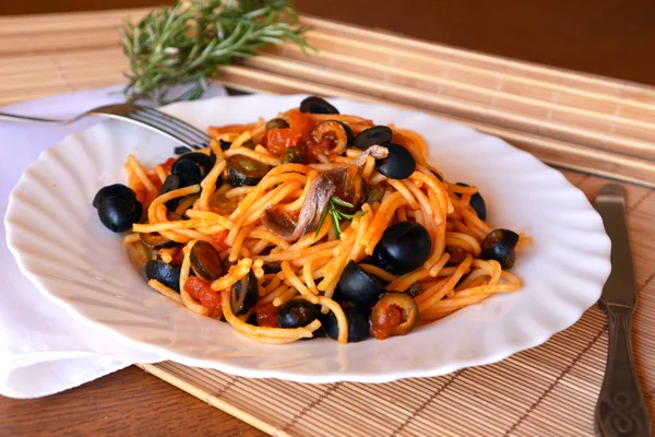 Смачна Італійська паста спагетті з анчоуси на миску на стіл. — стокове фото