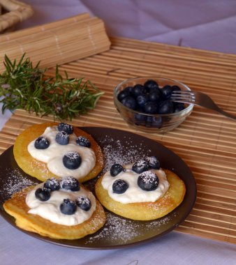 Yaban mersini ve süzme peynir ile taze ev yapımı kek.