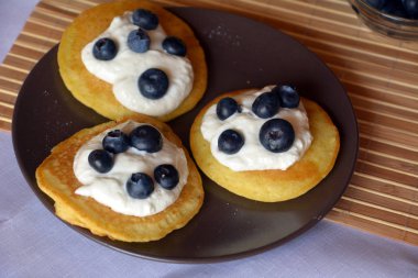 Yaban mersini ve süzme peynir ile taze ev yapımı kek.