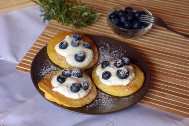 Yaban mersini ve süzme peynir ile taze ev yapımı kek.