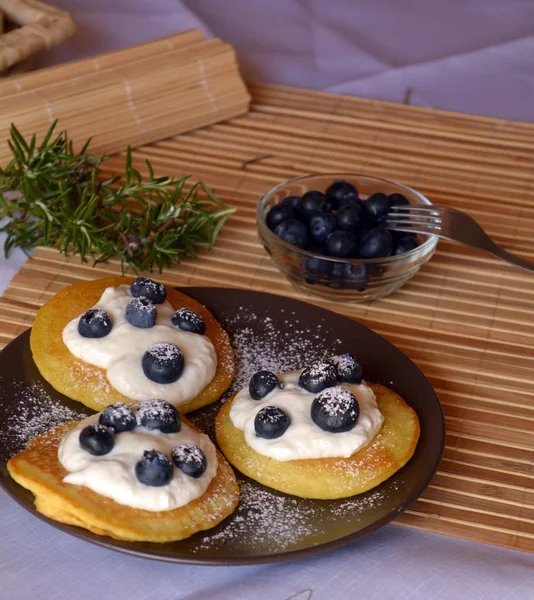Yaban mersini ve süzme peynir ile taze ev yapımı kek.