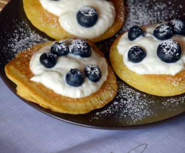 Yaban mersini ve süzme peynir ile taze ev yapımı kek.