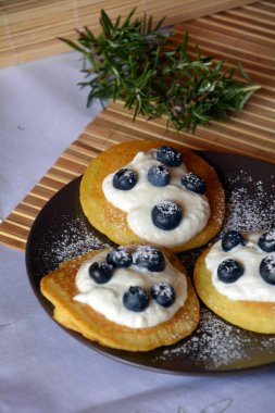 Yaban mersini ve süzme peynir ile taze ev yapımı kek.