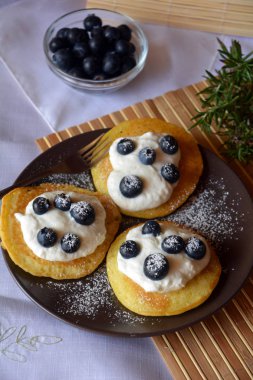Yaban mersini ve süzme peynir ile taze ev yapımı kek.