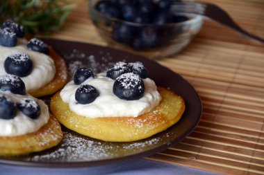 Yaban mersini ve süzme peynir ile taze ev yapımı kek.