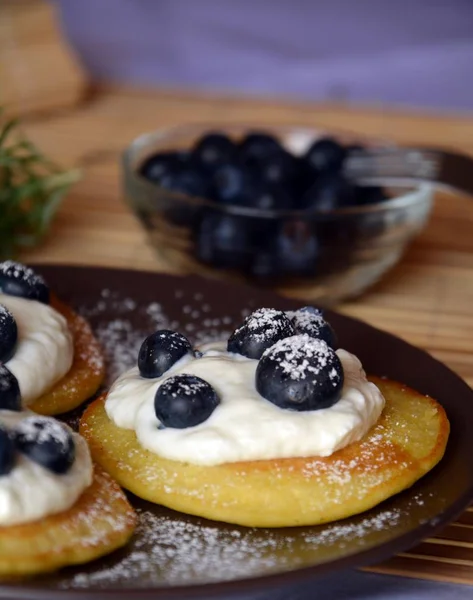 Yaban mersini ve süzme peynir ile taze ev yapımı kek.