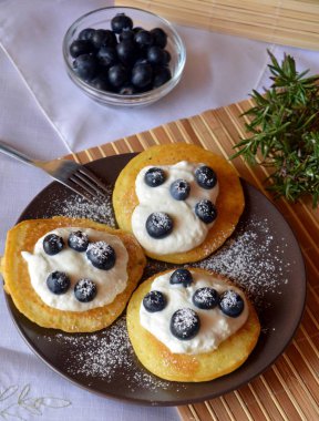 Yaban mersini ve süzme peynir ile taze ev yapımı kek.