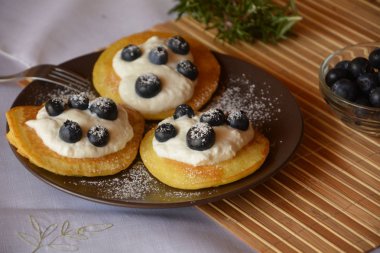 Yaban mersini ve süzme peynir ile taze ev yapımı kek.