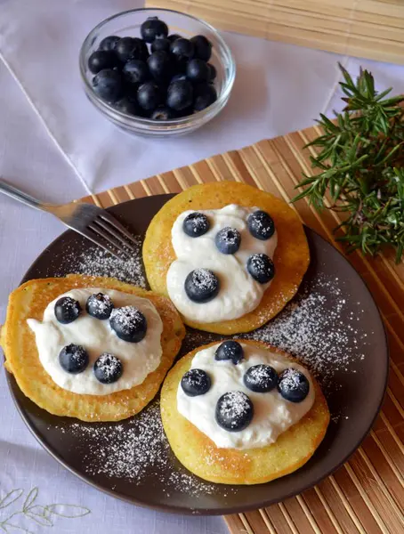 Yaban mersini ve süzme peynir ile taze ev yapımı kek.