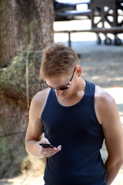 Seyahat ve onun cep telefonu görünümlü yakışıklı delikanlı.