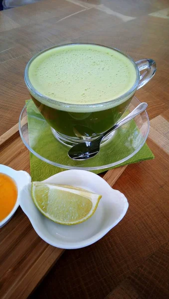 Masada beyaz tabakta sağlıklı taze papaya.