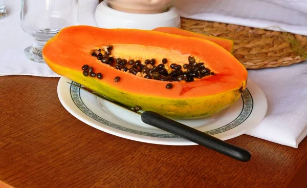 Свежая папайя на белой тарелке на столе. Здоровые фрукты . — стоковое фото