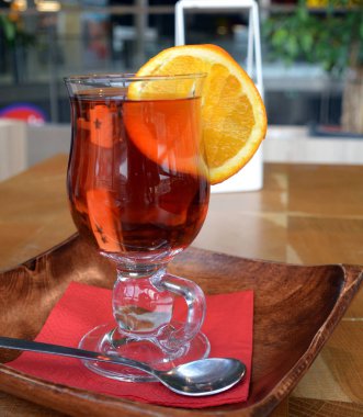 Sağlıklı çay dökme. Ahşap bir masa cam bardakta sıcak siyah çay. 