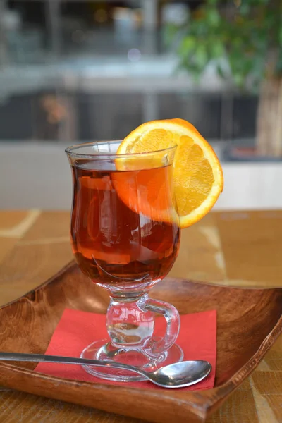 Sağlıklı çay dökme. Ahşap bir masa cam bardakta sıcak siyah çay. 