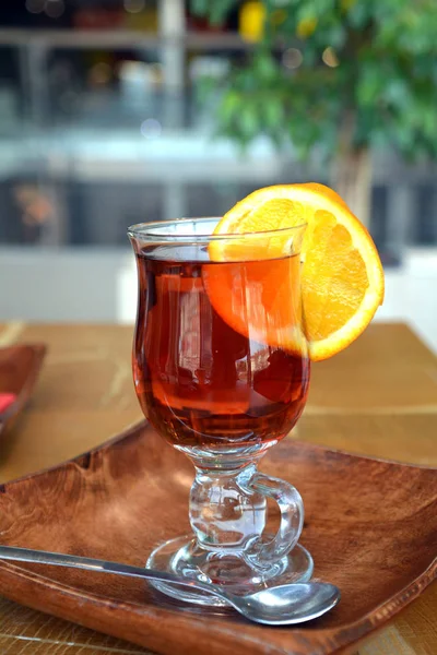 Sağlıklı çay dökme. Ahşap bir masa cam bardakta sıcak siyah çay. 