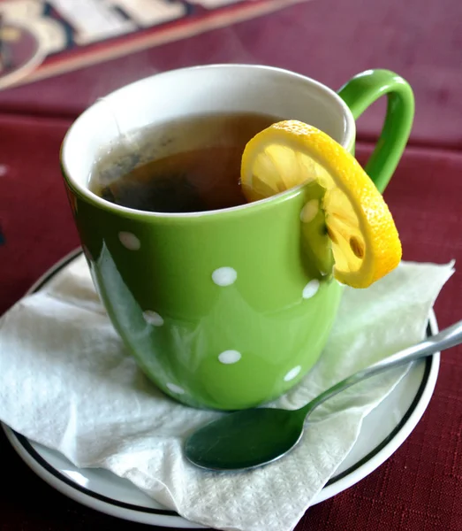 Pouring healthy tea. Hot tea on a cup on a wooden table. — Stock Photo, Image