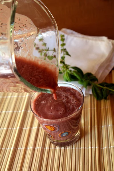 Smoothie zdrowe świeże organiczne napój jagodowy na szkle. — Zdjęcie stockowe