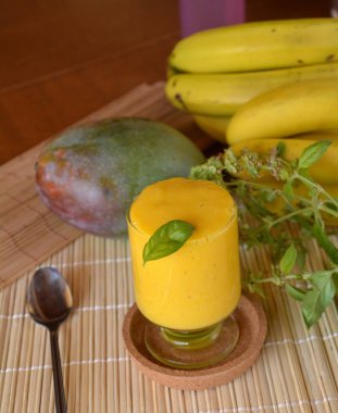 Mango smoothie sağlıklı taze organik içki bir cam.     