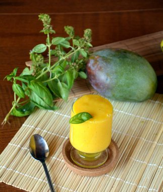 Mango smoothie sağlıklı taze organik içki bir cam.     