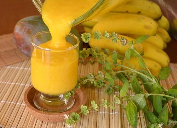 Mango smoothie sağlıklı taze organik içki bir cam.     