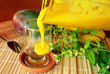 Mango smoothie sağlıklı taze organik içki bir cam.     
