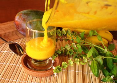 Mango smoothie sağlıklı taze organik içki bir cam.     