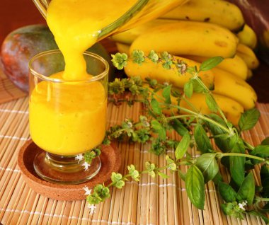 Mango smoothie sağlıklı taze organik içki bir cam.     
