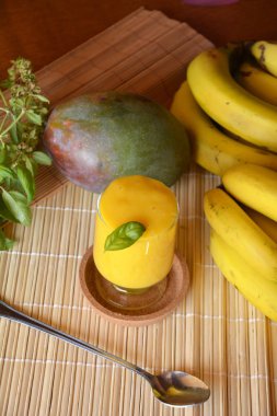 Mango smoothie sağlıklı taze organik içki bir cam.     