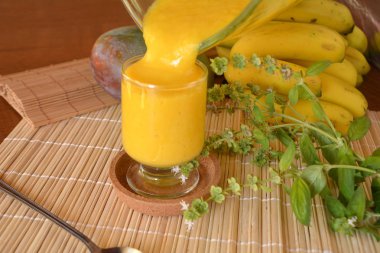 Mango smoothie sağlıklı taze organik içki bir cam.     