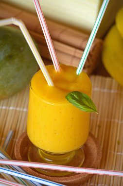 Mango smoothie sağlıklı taze organik içki bir cam.     