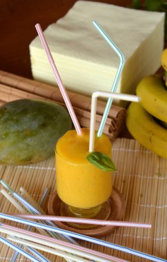 Taze sağlıklı mango ve muz güler yüzlü bir cam. Organik içki.