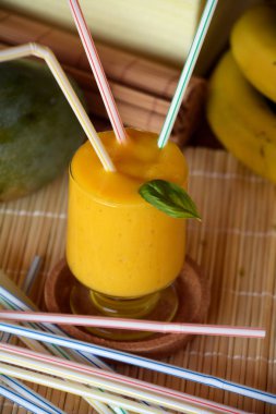 Taze sağlıklı mango ve muz güler yüzlü bir cam. Organik içki.