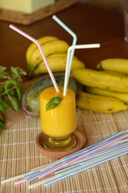 Taze sağlıklı mango ve muz güler yüzlü bir cam. Organik içki.