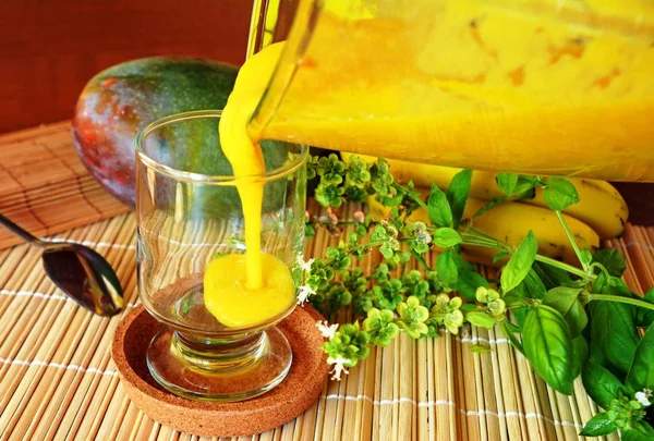 Mango smoothie sağlıklı taze organik içki bir cam.     
