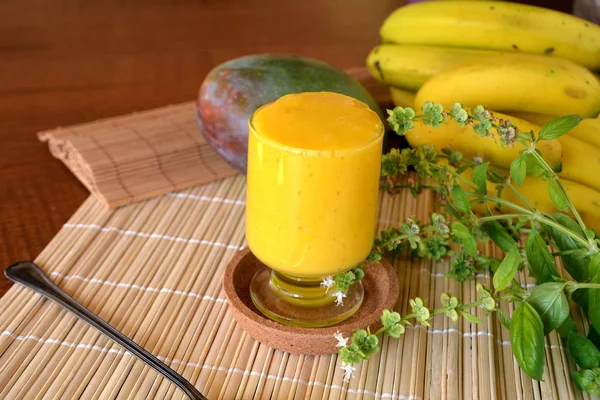 Mango smoothie sağlıklı taze organik içki bir cam.     