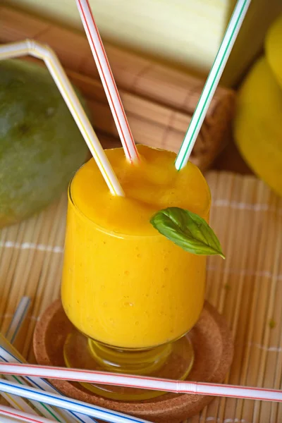 Mango smoothie sağlıklı taze organik içki bir cam.     