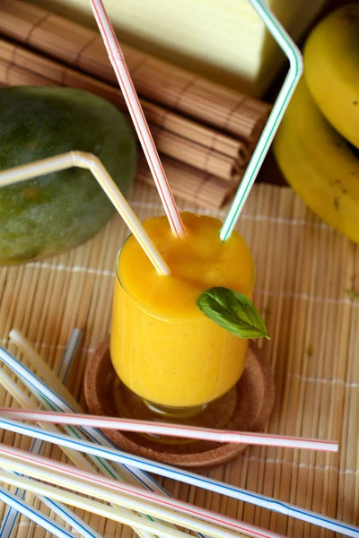 Taze sağlıklı mango ve muz güler yüzlü bir cam. Organik içki.