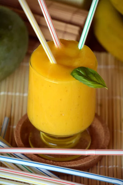 Taze sağlıklı mango ve muz güler yüzlü bir cam. Organik içki.