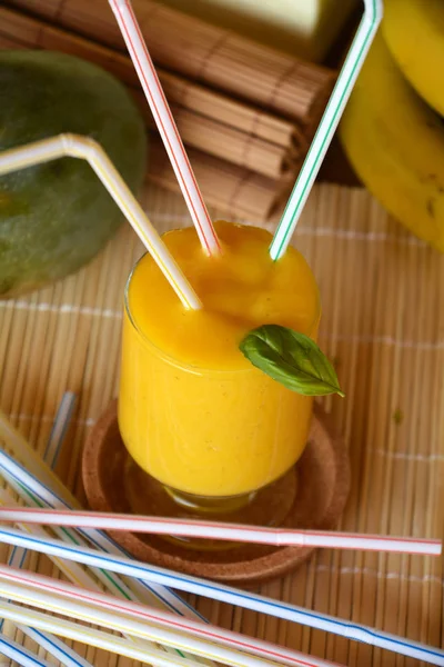 Taze sağlıklı mango ve muz güler yüzlü bir cam. Organik içki.